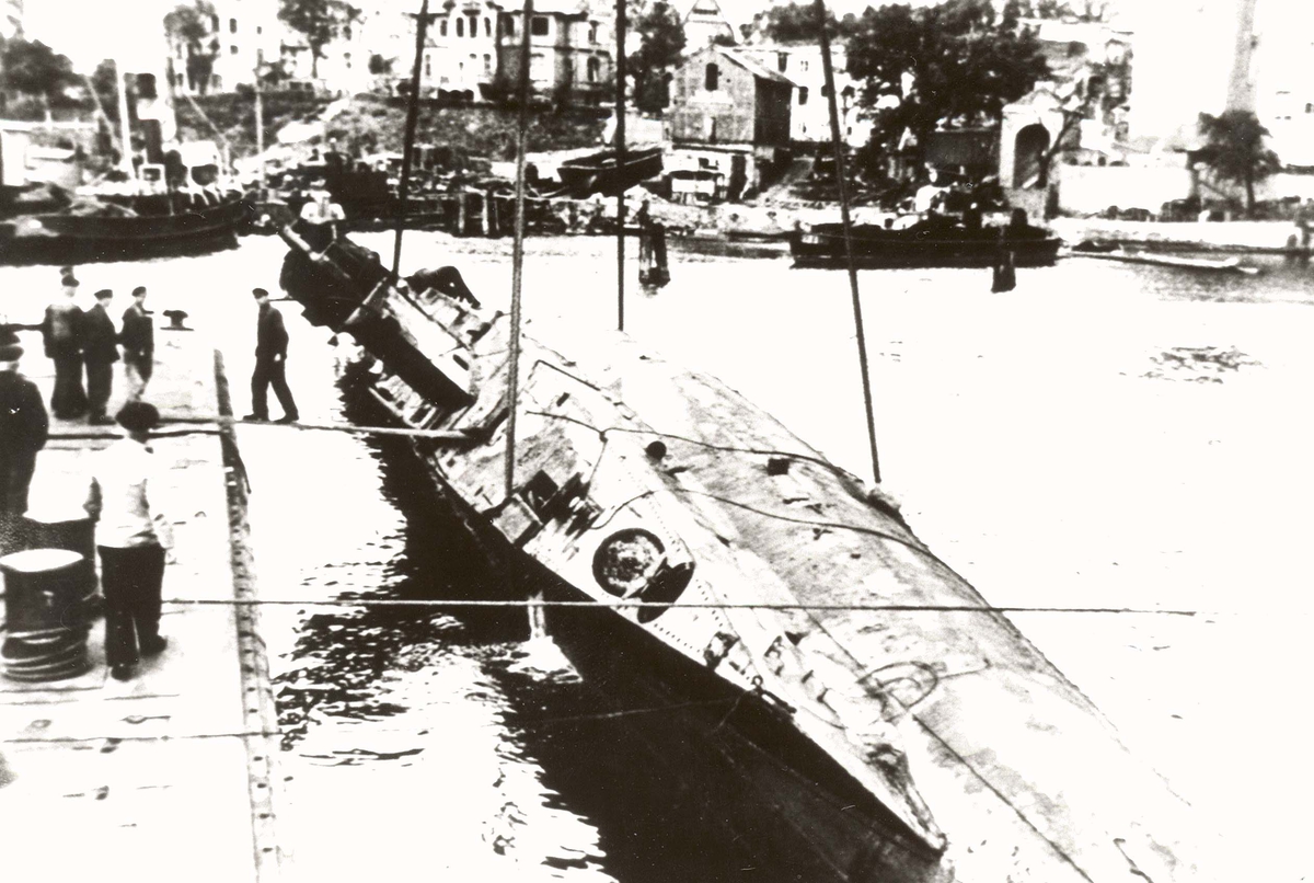 Motiv: Undervannsbåten "UC 2" (Ex "B6") Hevingen i Kiel 6 okt 1945