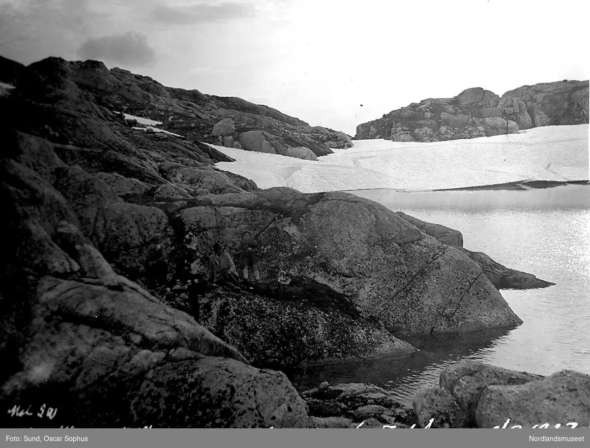 På tur i fjellet nord for Sokumvatnet 8.august 1927. Vann og sneflekk.
Vannet her kalte Oscar Sund for "Kløvervatnet"