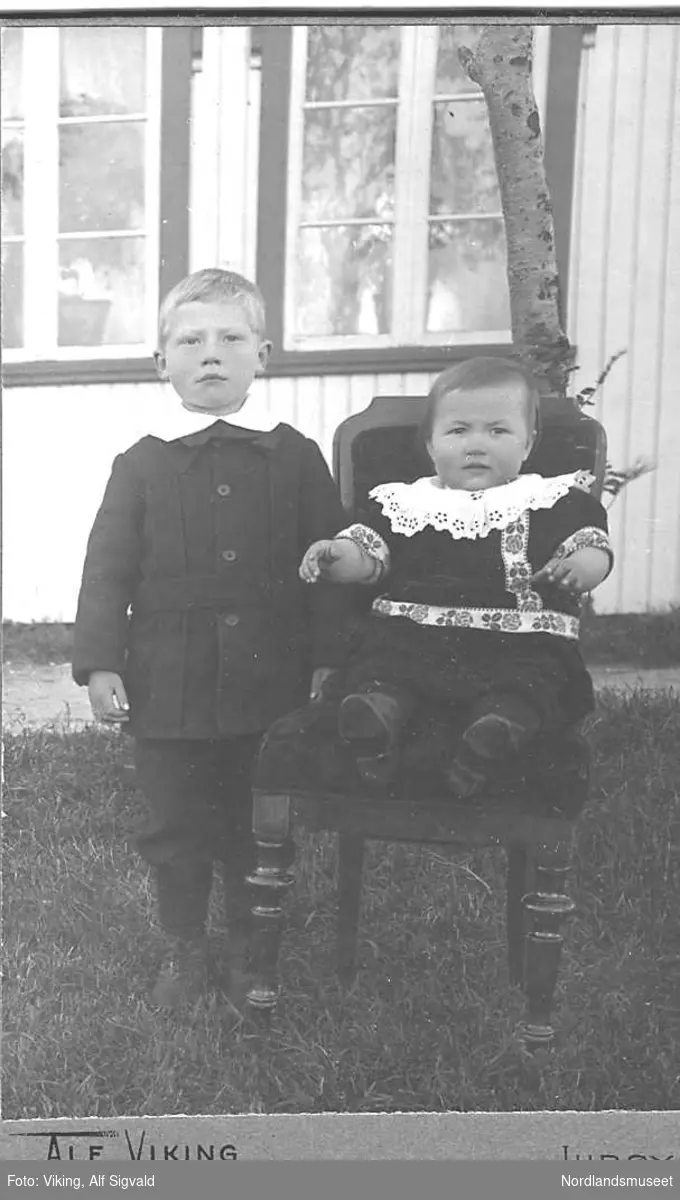 Portrett av 2 ukjente, små barn . Muligens fra Selsøy, Rødøy.