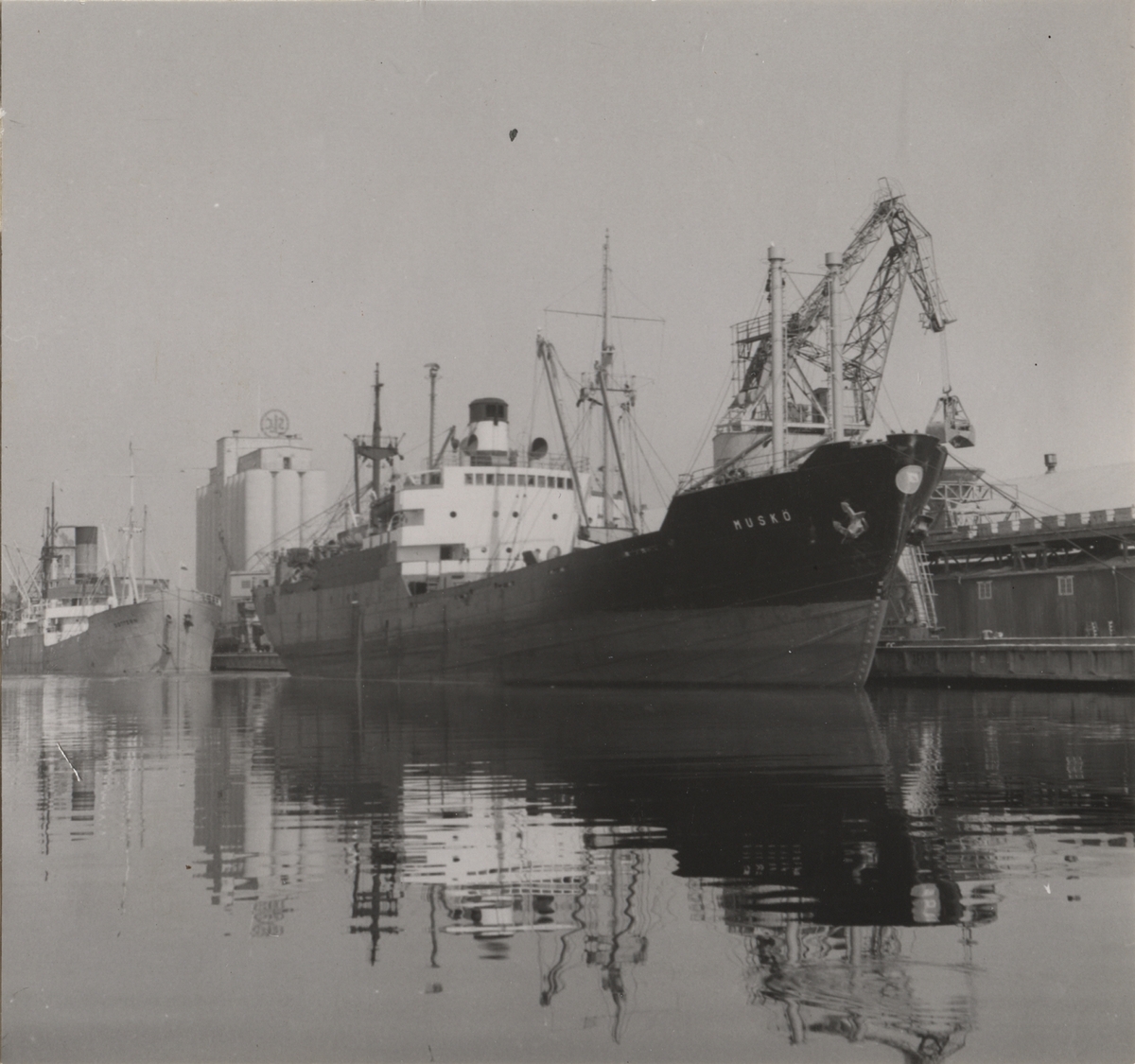 Lastångfartyget MUSKÖ av Stockholm i Landskrona hamn, år 1952.