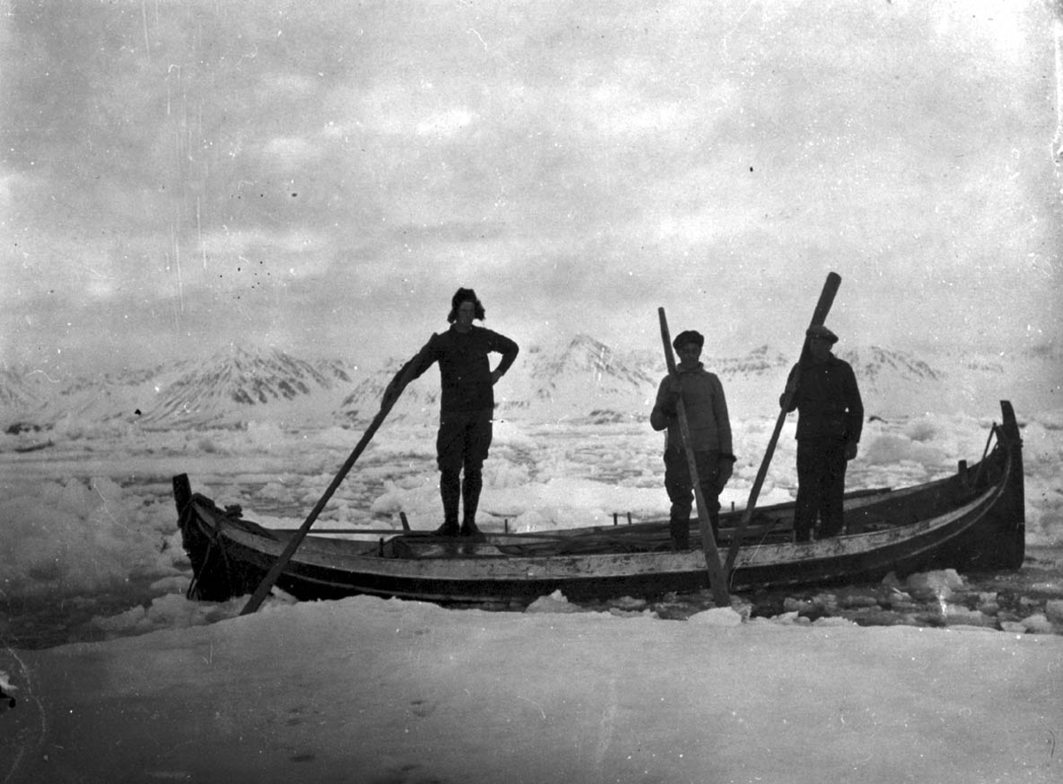 Portrett, 3 personer "staker" båten gjennom isen.