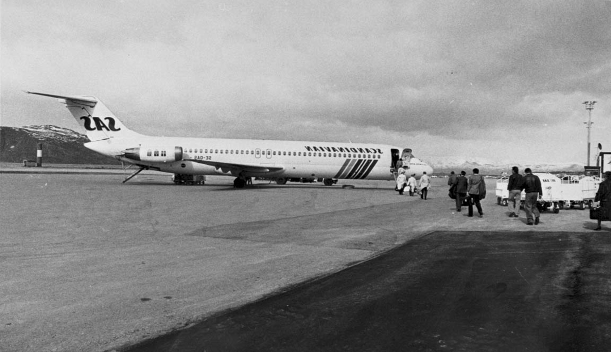 Lufthavn. 1 fly på bakken, DC-9 - 41 SE-DAS "Gardar Viking fra SAS. Noen personer - passasjerer - på vei inn i flyet.
