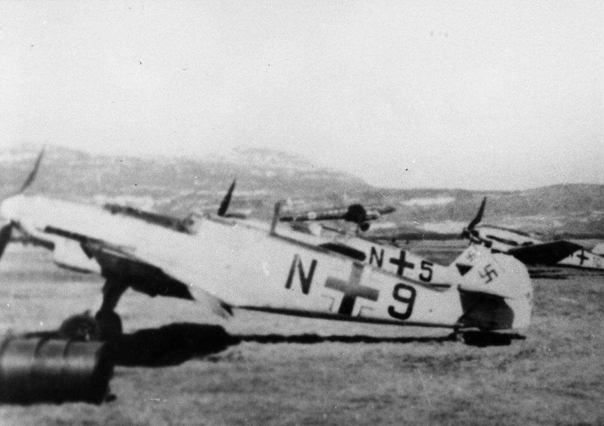 Lufthavn, tyske militere fly på bakken,  Bf109
