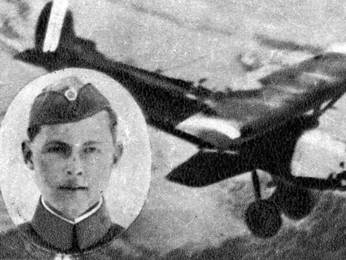 Portrett. En person, mann i uniform (innfelt). Ett fly i luften.