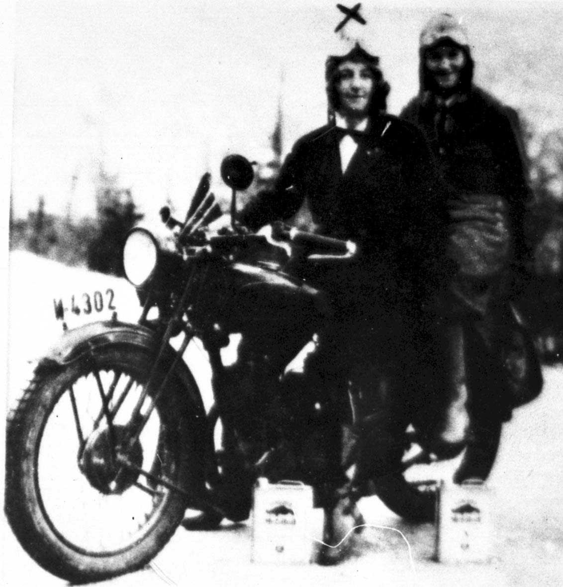 To kvinner på en motorsykkel. Motorsykkelen er en AJS 350 - kubikkcentimeter.