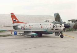 Lufthavn. Ett fly på bakken, F-86K  Sabre  RI-Z ser 54-1245.