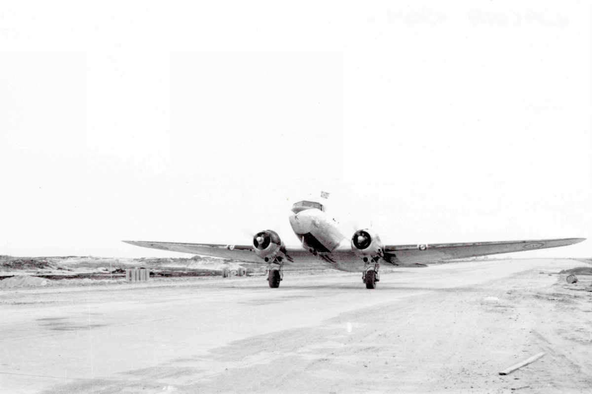 Lufthavn. Bodø.  Ett fly på bakken , C-47A Dacota  BW-K  335 skv.