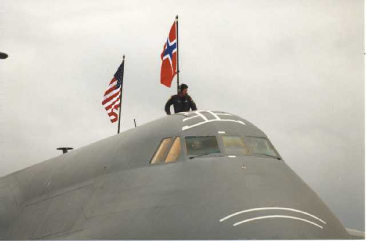 Lufthavn (flyplass) Ett fly på bakken. Cockpiten av C-5 galaxy fra U.S. Air Force utvendig med Norsk og Amerikansk flagg. En person på flyet.