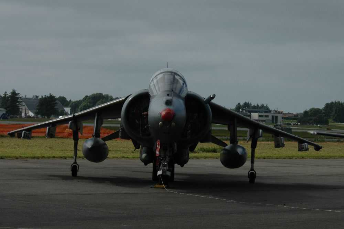 Lufthavn (flyplass) Ett fly på bakken, Hawker Siddeley Harrier.