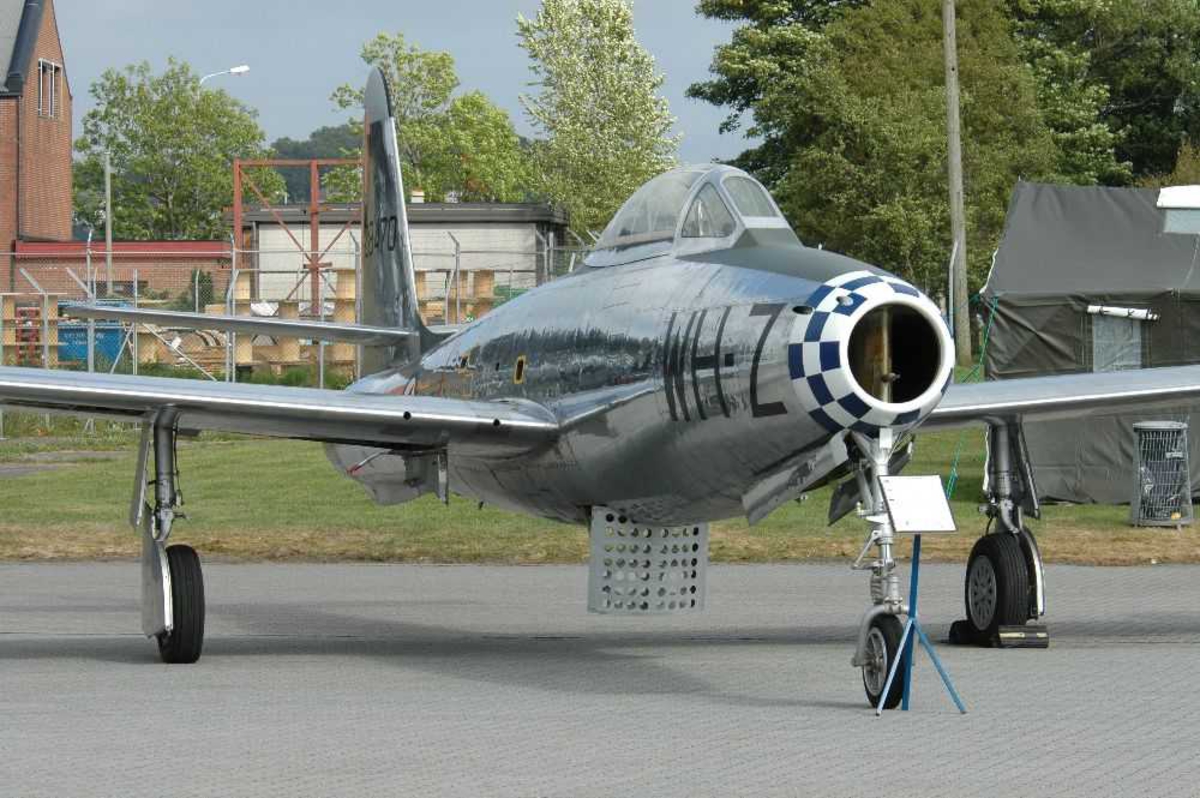 Lufthavn, (flyplass. Ett fly på bakken. Republic F-84G Thunderjet. MU-Z fra 338 Skvadronen