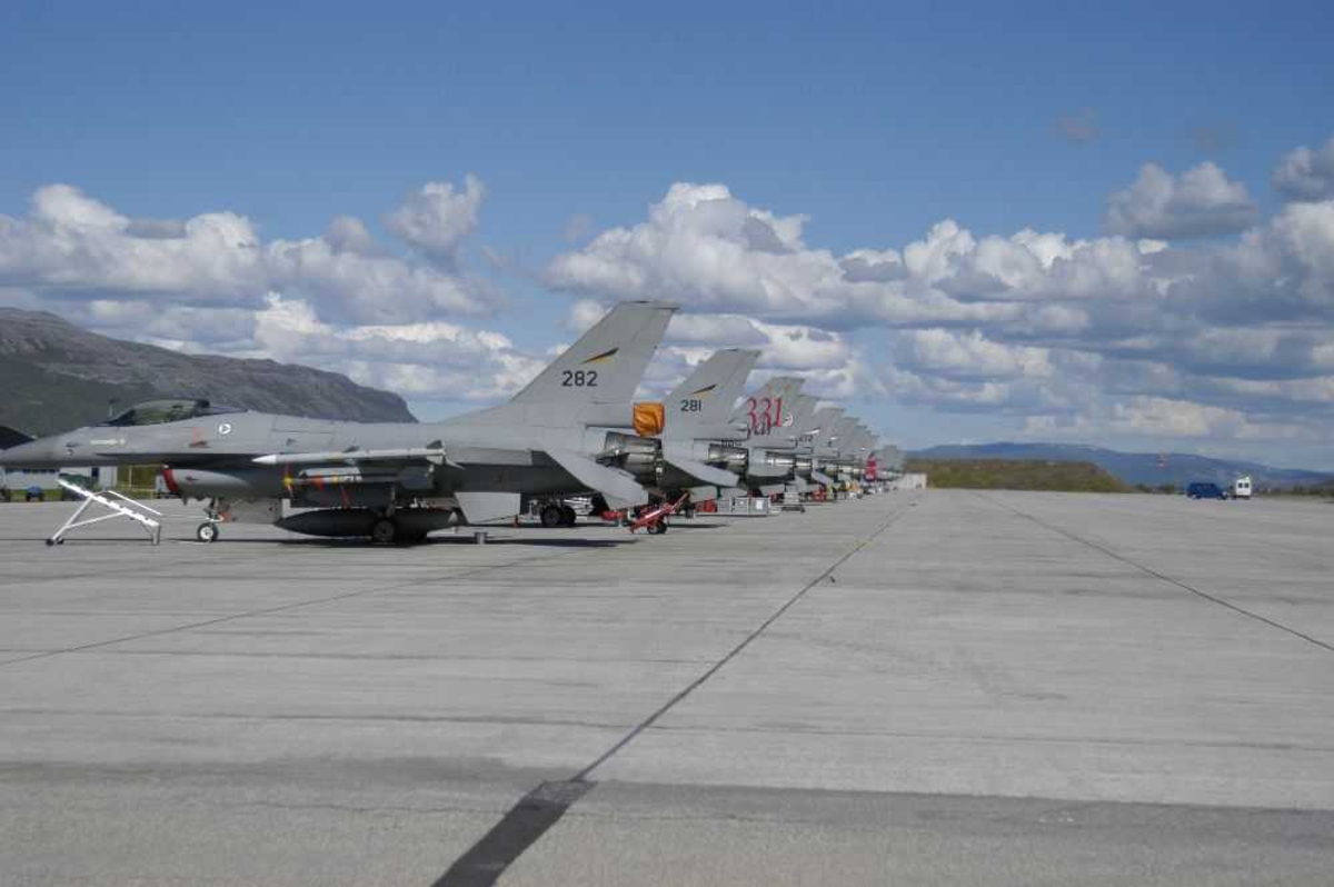 Lufthavn (flyplass). Flere fly på bakken, Norske F-16 "on line"