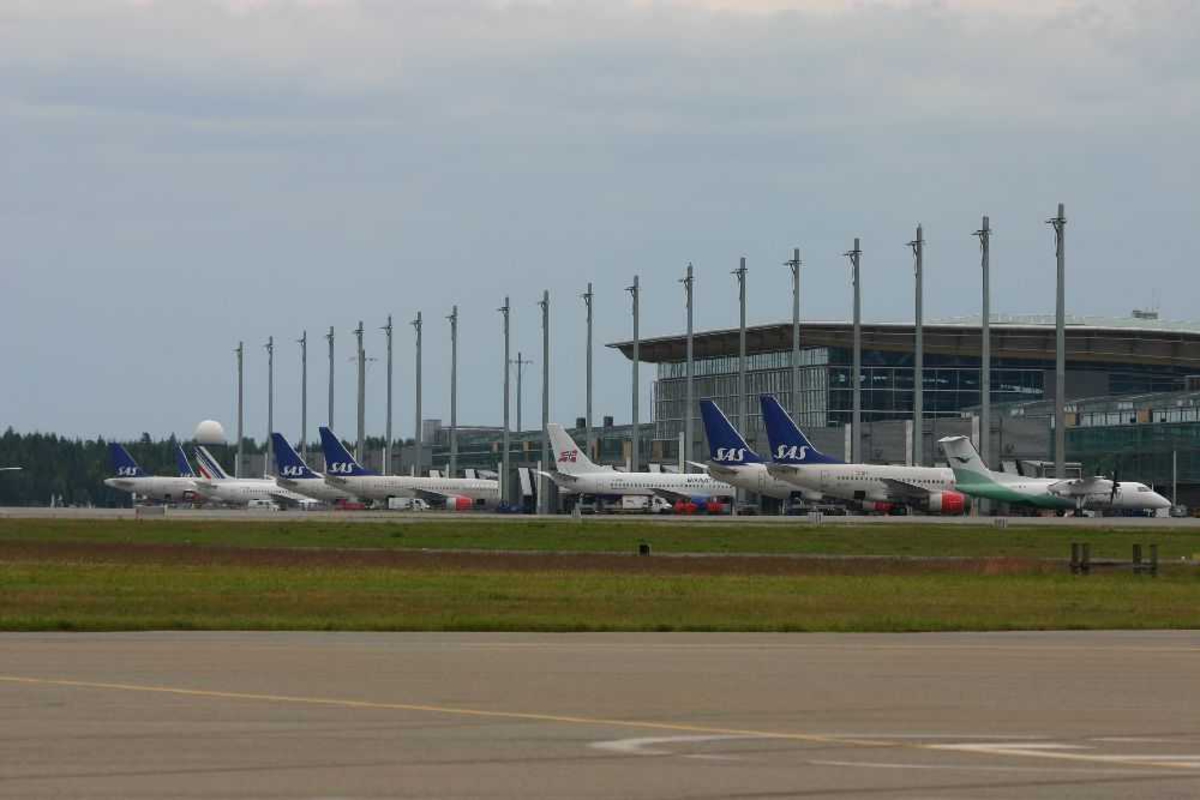 Lufthavn (flyplass). Flere fly oppstilt foran bygning.