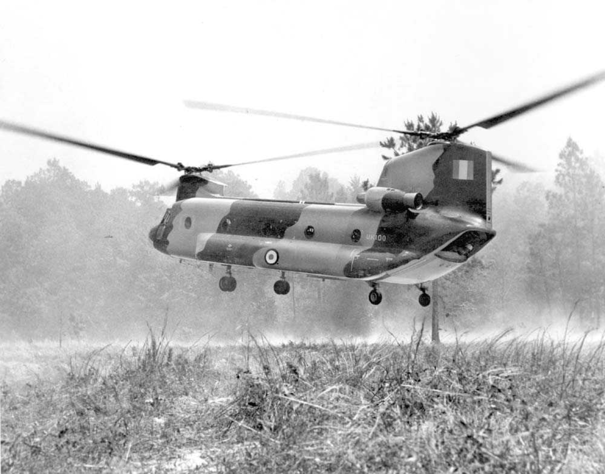 1 helikopter i luften. Boeing Vertol 114 CH-47 Chinook.