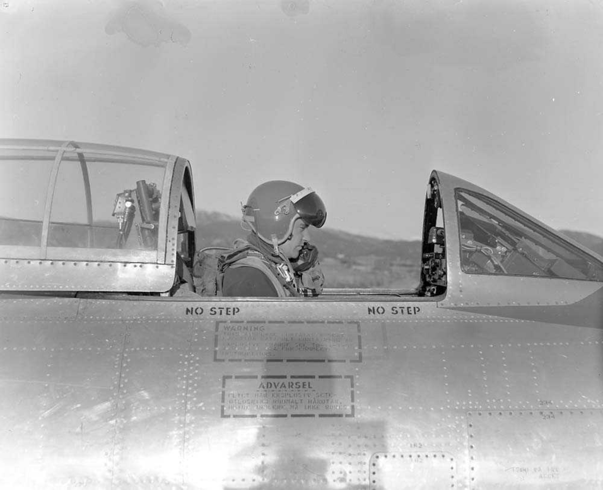 Foto av F-84-G cockpit med flyger.