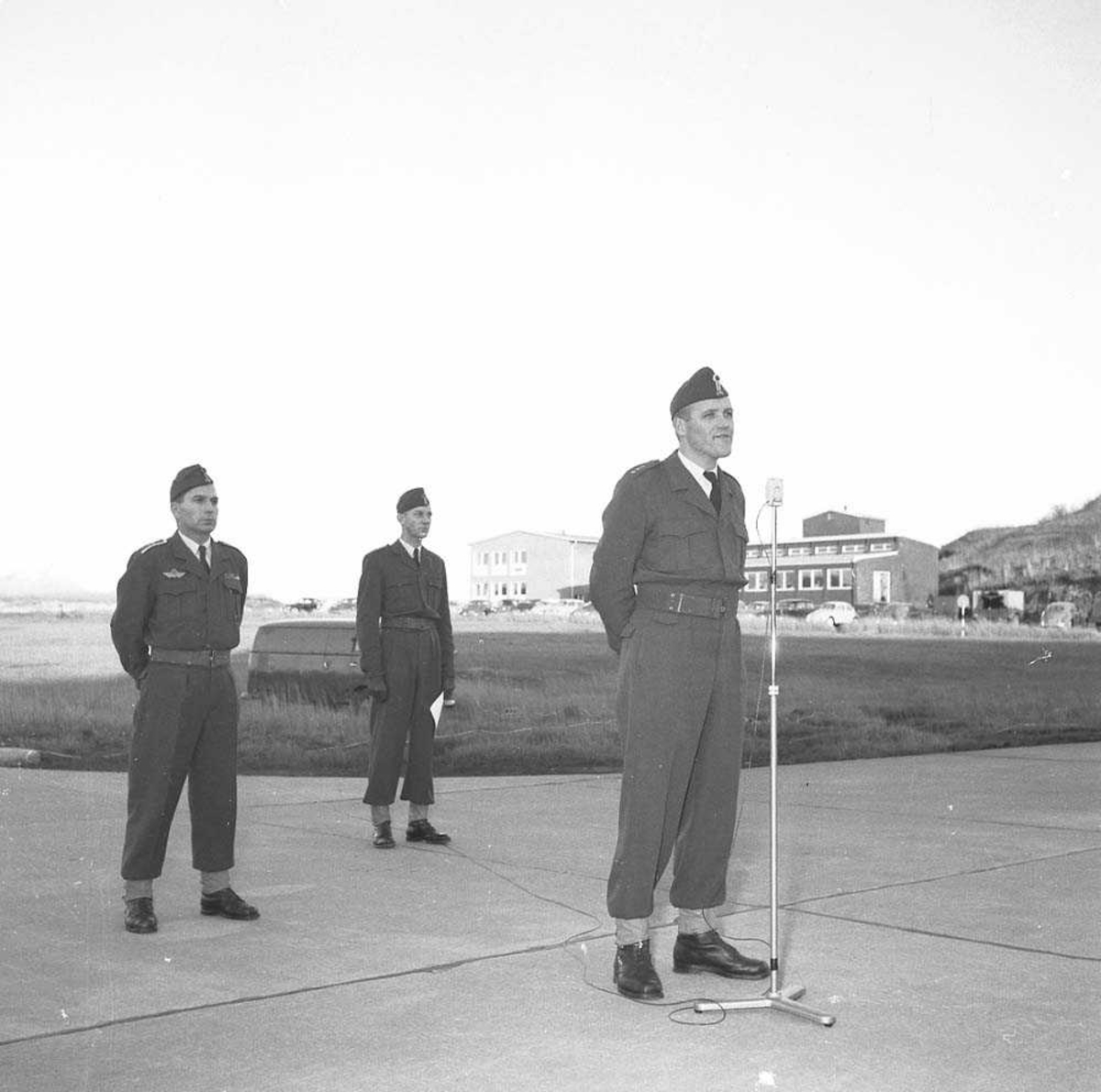Stasjonsoppstilling ifm Flyvåpenets 15 års dag. Her taler stasjonspresten, Kapt. O. Tysnes (fremst) og bak til venstre sees Oblt. Th. Heine Eriksen.