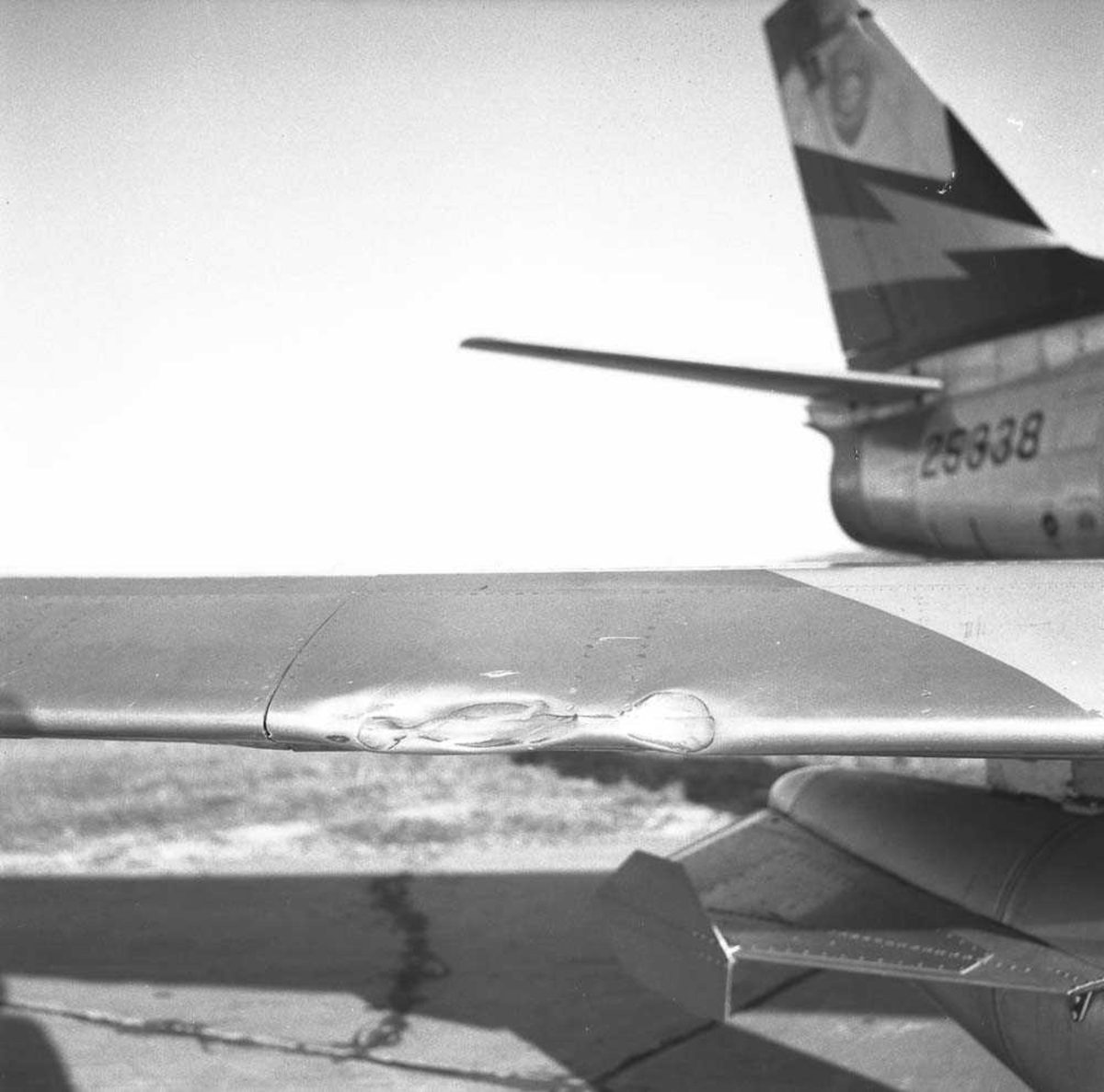 F-86-F Sabre MU-F ser nr. 52-5338, tilhørende 338 skvadron, Ørlandet flystasjon, har havnet utenfor flystripen.