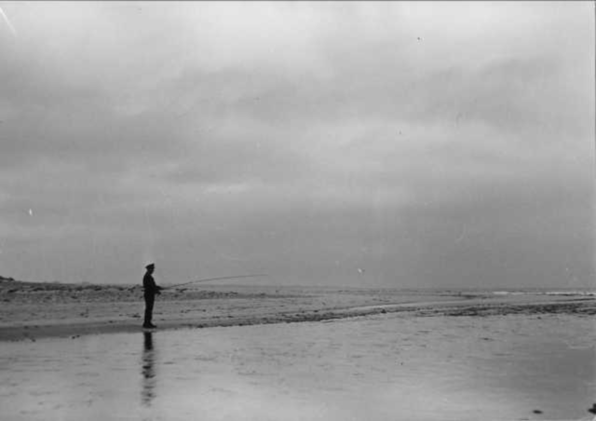 En person ved havet, med fiskestang.
Dwight David Eisenhover