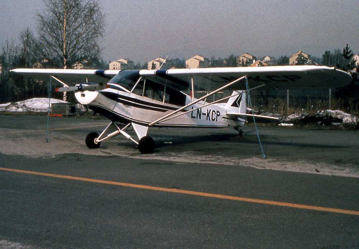 Ett fly på bakken. LN-KCP, Piper PA-18-95 Super Cub.