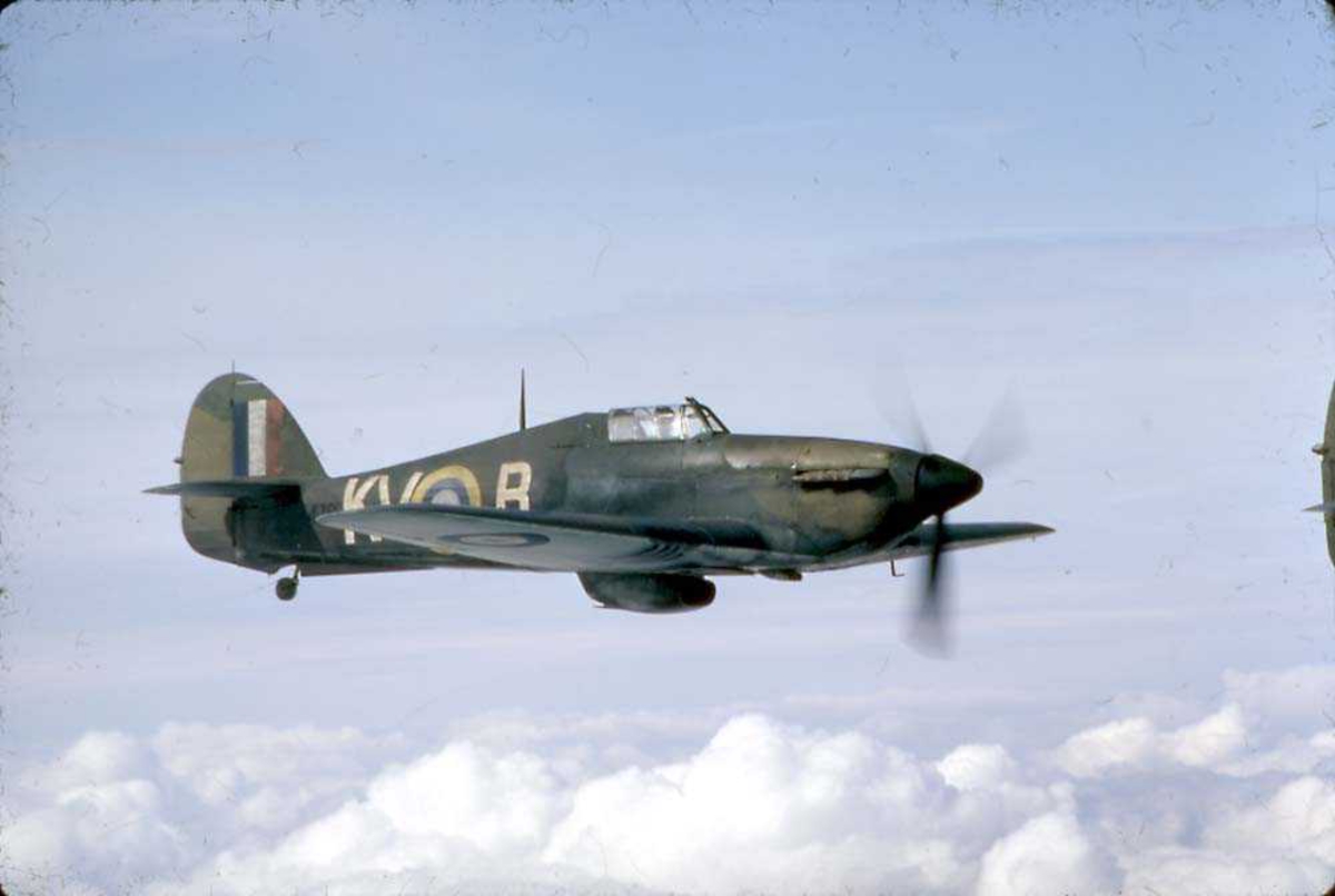 Luftfoto. Et fly i luften, Hawker Hurricane.