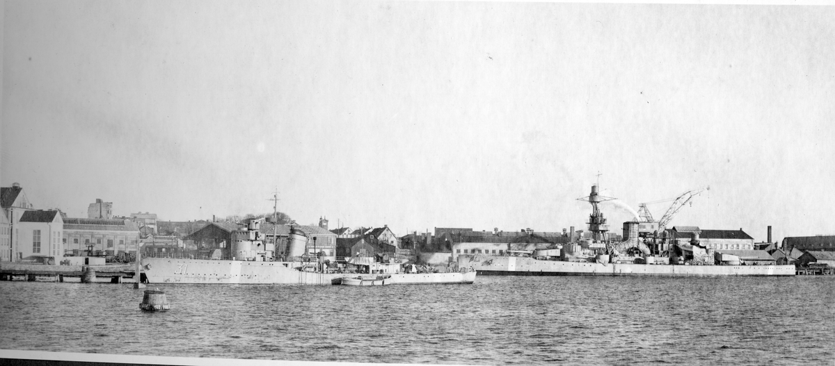 Bilden visar Pansarskeppet Gustaf V och kustjagaren Munin vid nya utrustningskajen.