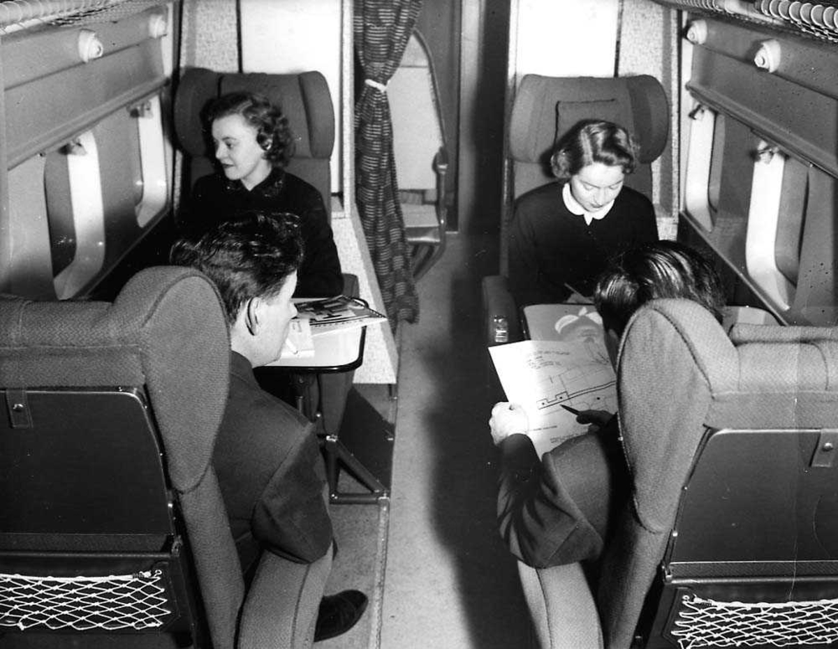 Flyinteriør fra et Scottish Aviation Twin Pioneer Series 3. Fire personer som sitter i settene.