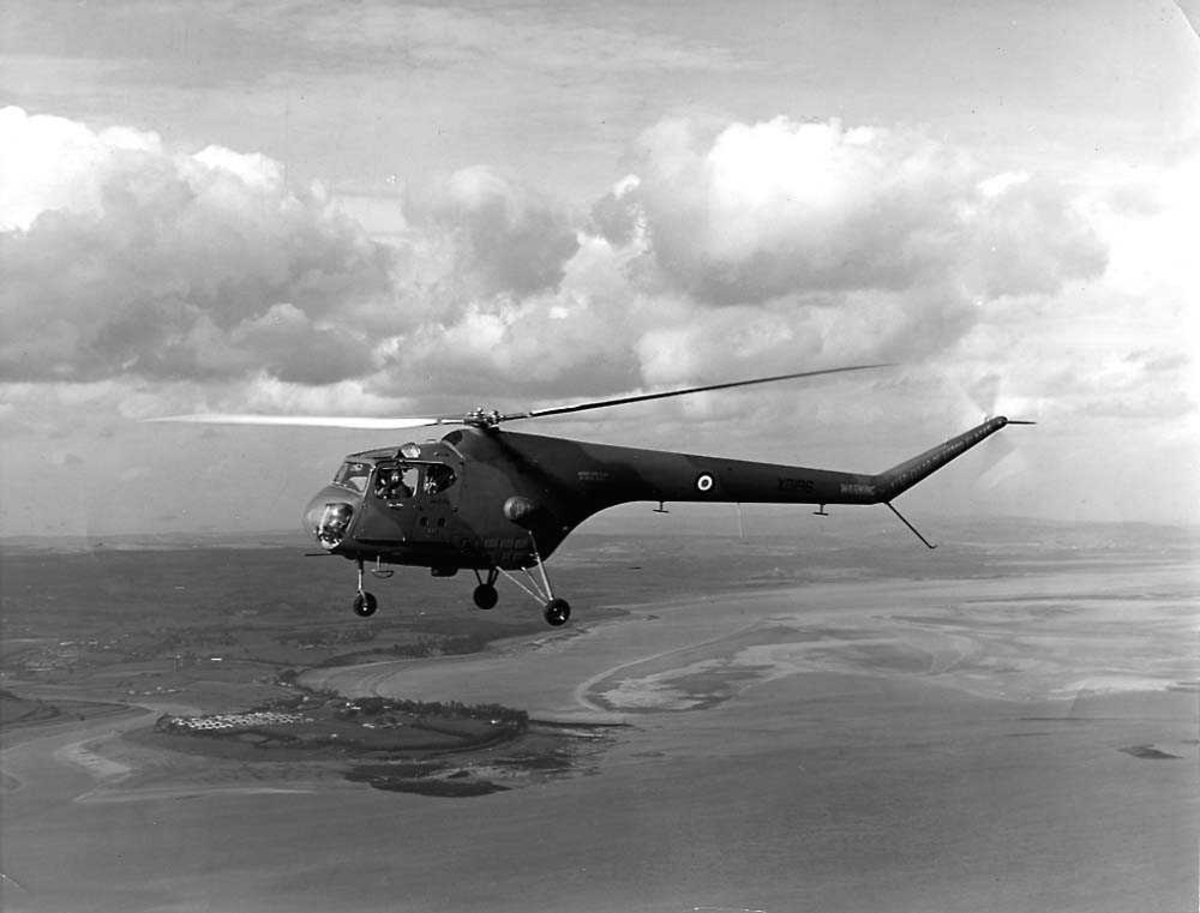 Luftfoto. Ett helikopter i luften, Bristol Type 171 Sycamore.