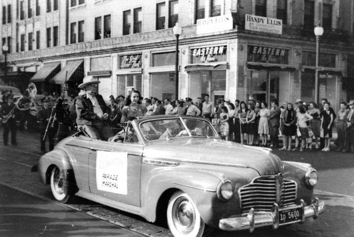 Flere personer som sitter i en bil, Bilen er en Buick 1941 convertible ...