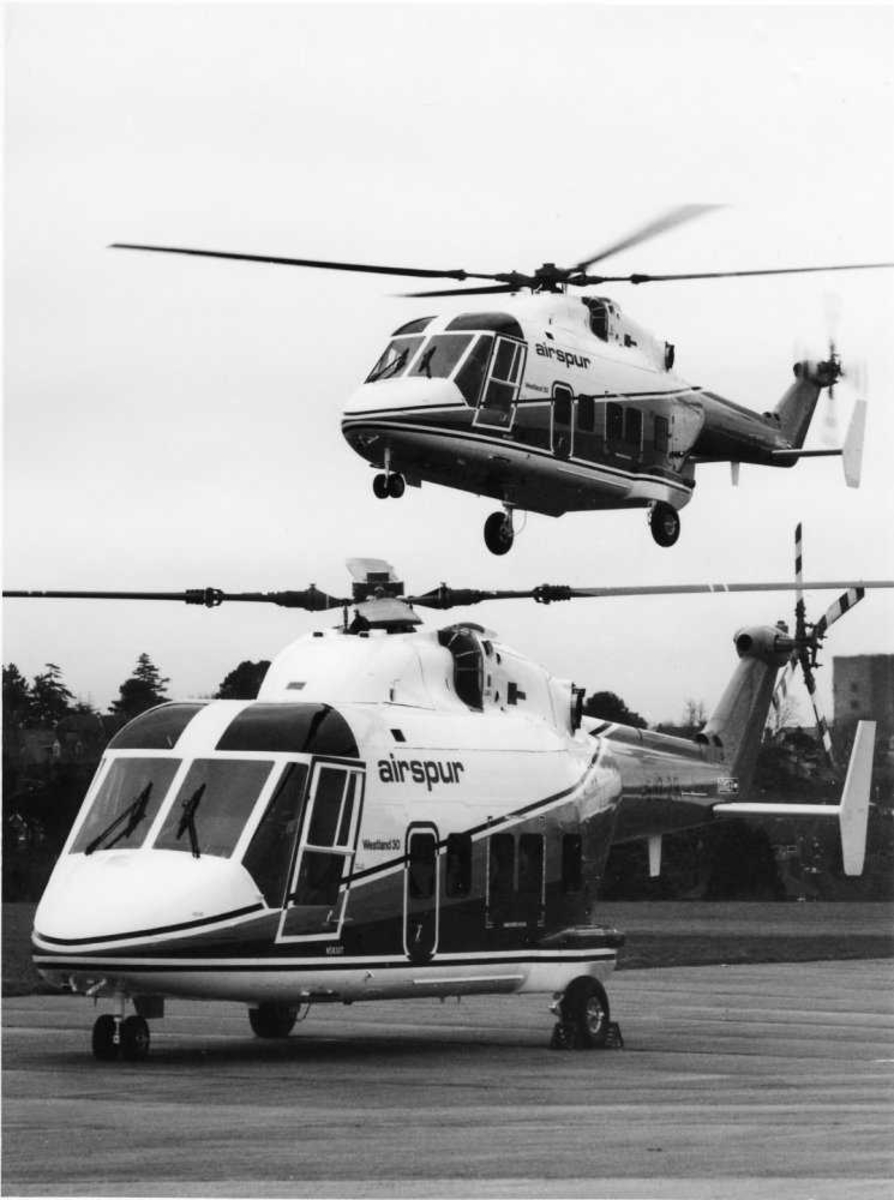 2 Helikopter; ett i luften, ett på bakken. Westland 30 (N5830T og N5820T) med Airspur farger.