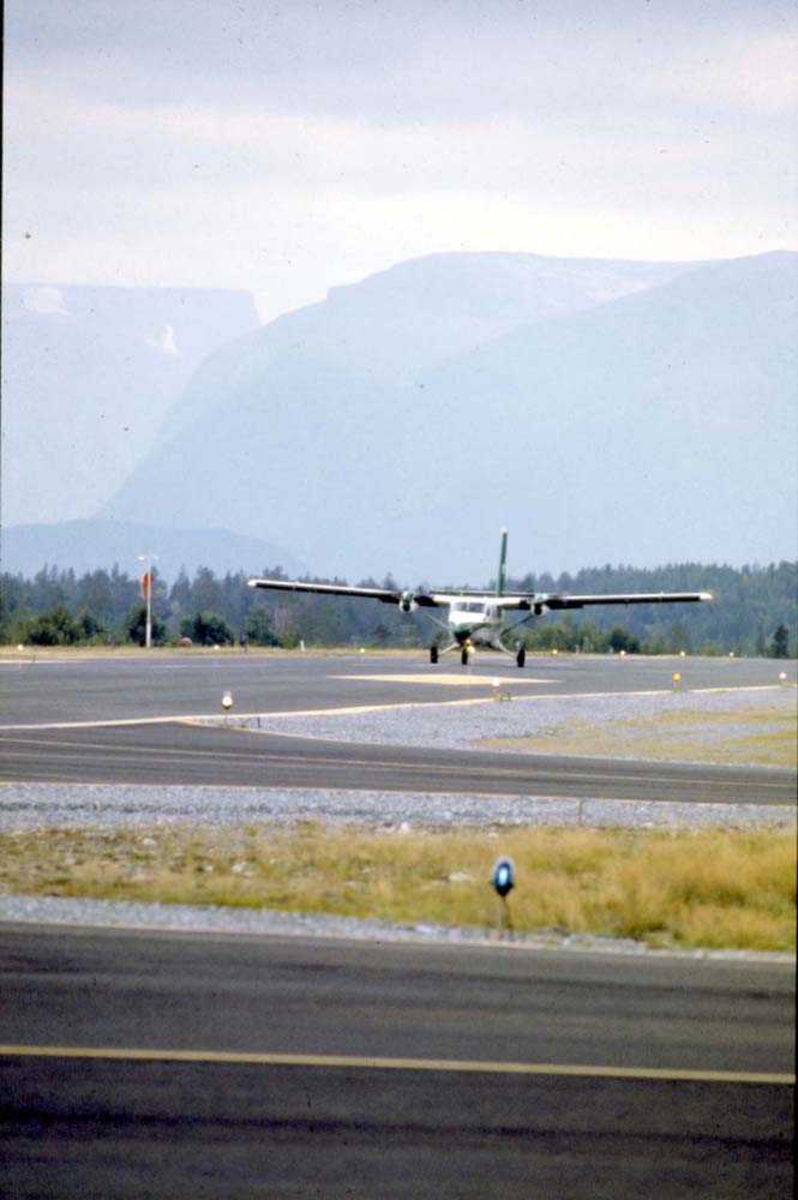 Lufthavn/Flyplass. Sandane. Ett fly, DHC-6-300 Twin Otter fra Widerøe