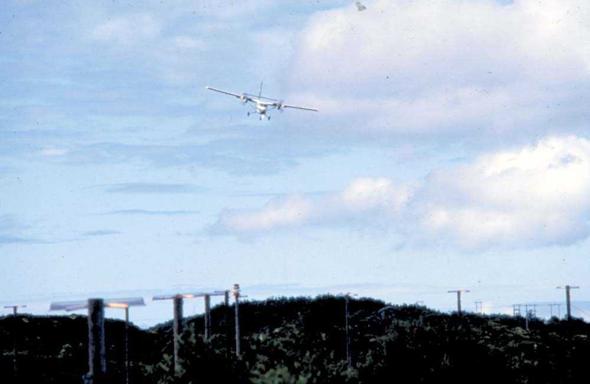 Lufthavn/Flyplass. Ett fly, DHC-6-300 Twin Otter fra Widerøe.