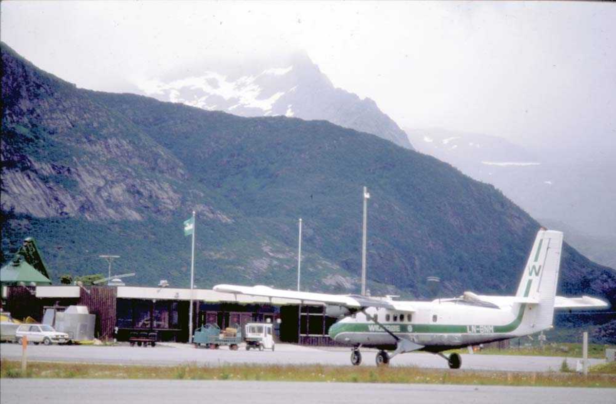 Lufthavn/Flyplass. Sogndal. Ett fly, LN-BNM, DHC-6-300 Twin Otter fra Widerøe.