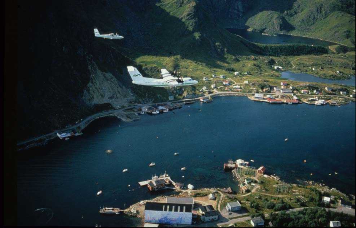 Luftfoto. Ballstad i Lofoten. To fly, LN-BNH, DHC-6-300 Twin Otter og LN-WFG, DHC-7-102 Dash 7 fra Widerøe.