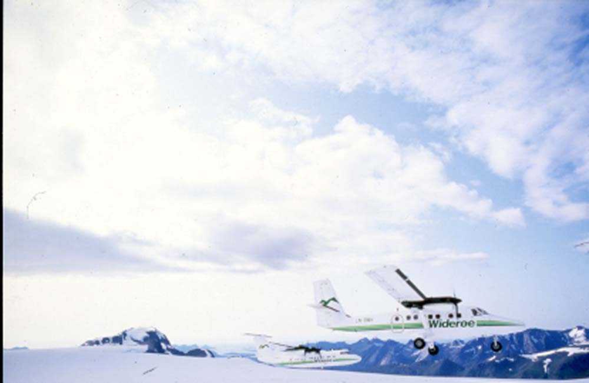 Luftfoto. Svartisen. To fly, LN-BNH, DHC-6-300 Twin Otter og LN-WFG, DHC-7-102 Dash 7 fra Widerøe.
