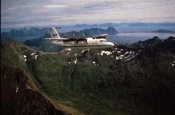 Luftfoto. Lofoten/Svolvær. ett fly, LN-WFG, DHC-7-102 Dash 7