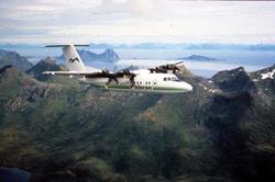 Luftfoto. Lofoten. Ett fly, De Havilland Canada DHC-7-102 Da