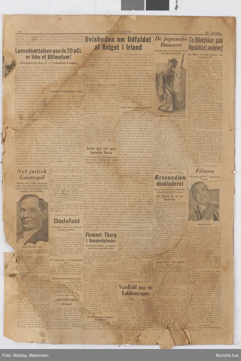 Del av avis (6 sider). Politiken 25. januar År ikke oppgitt.
Sannsynligvis brukt som mellomlegg mellom bilder i mappen.