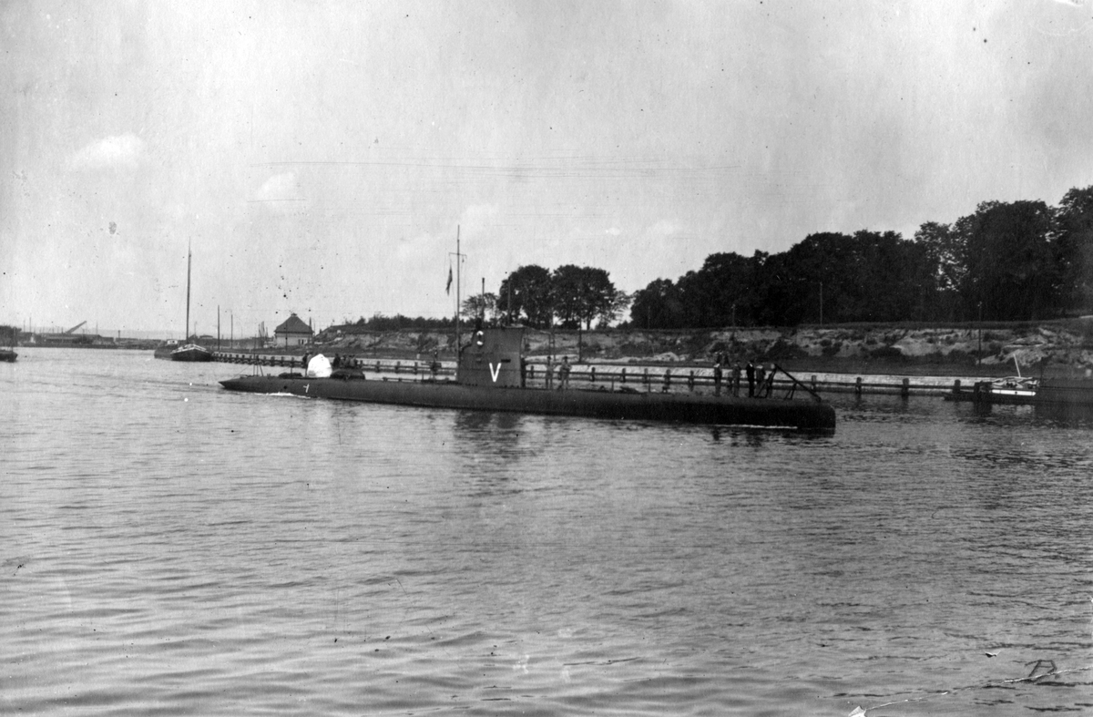 Ubåten Valrossen i närheten av land.