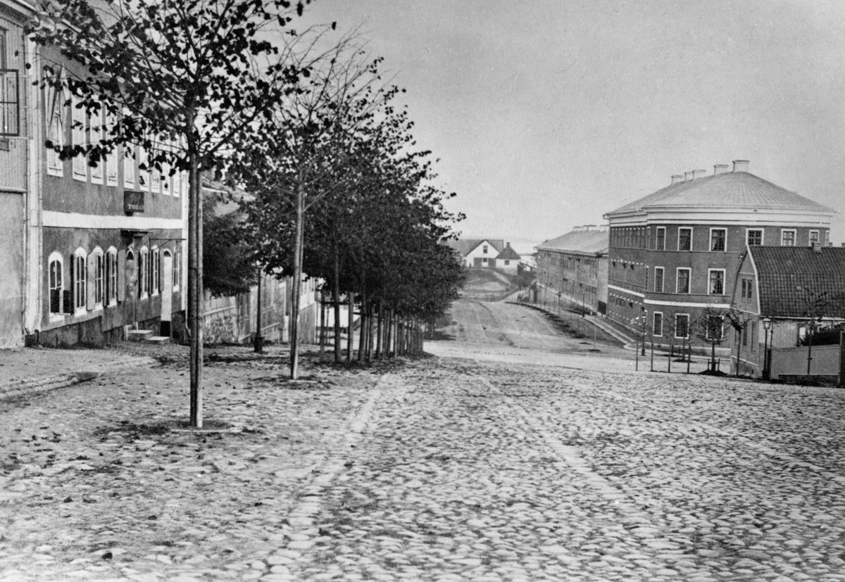 Kyrkogatan i Karlskrona omkring år 1890.