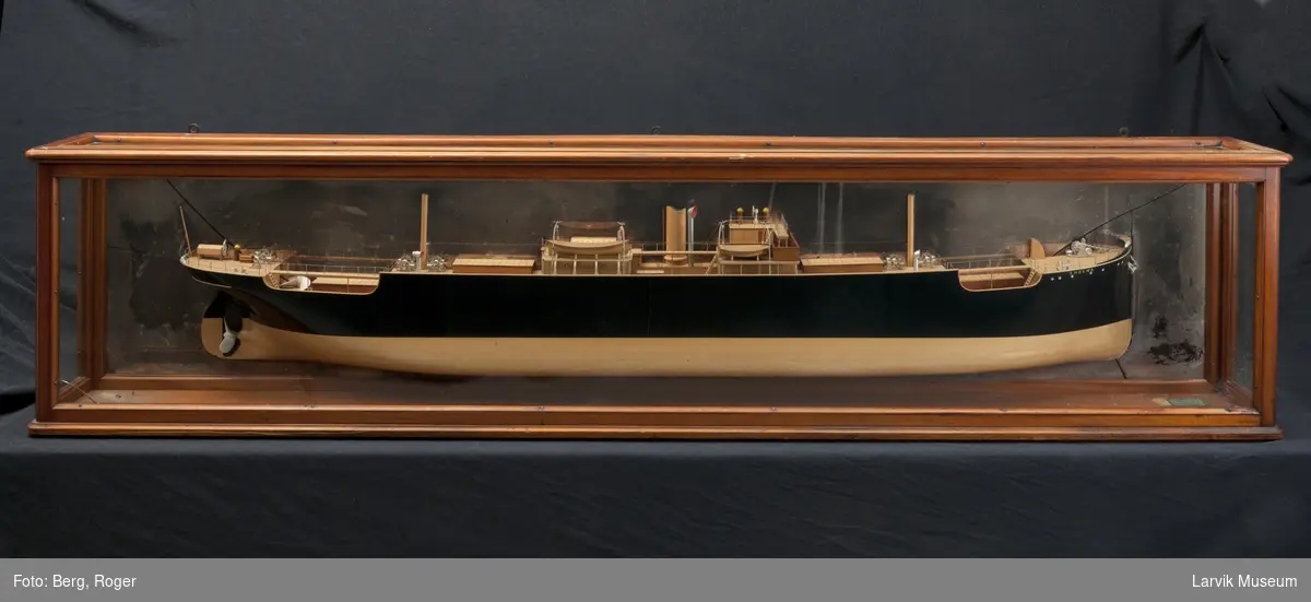 Modell av dampskipet "Tholma" i glasskasse
