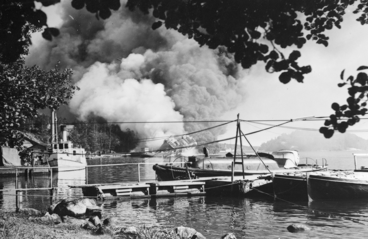 Brinnande örlogsfartyg under Horsfjärdenkatastrofen 1941