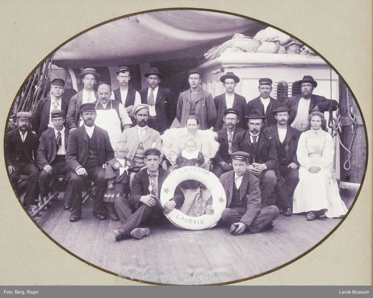 Mannskapet på Excelsior i London sommeren 1899. Hun losset yarrahwoodbjelker fra Australia og tok inn ballast for reise til Østersjøen.
