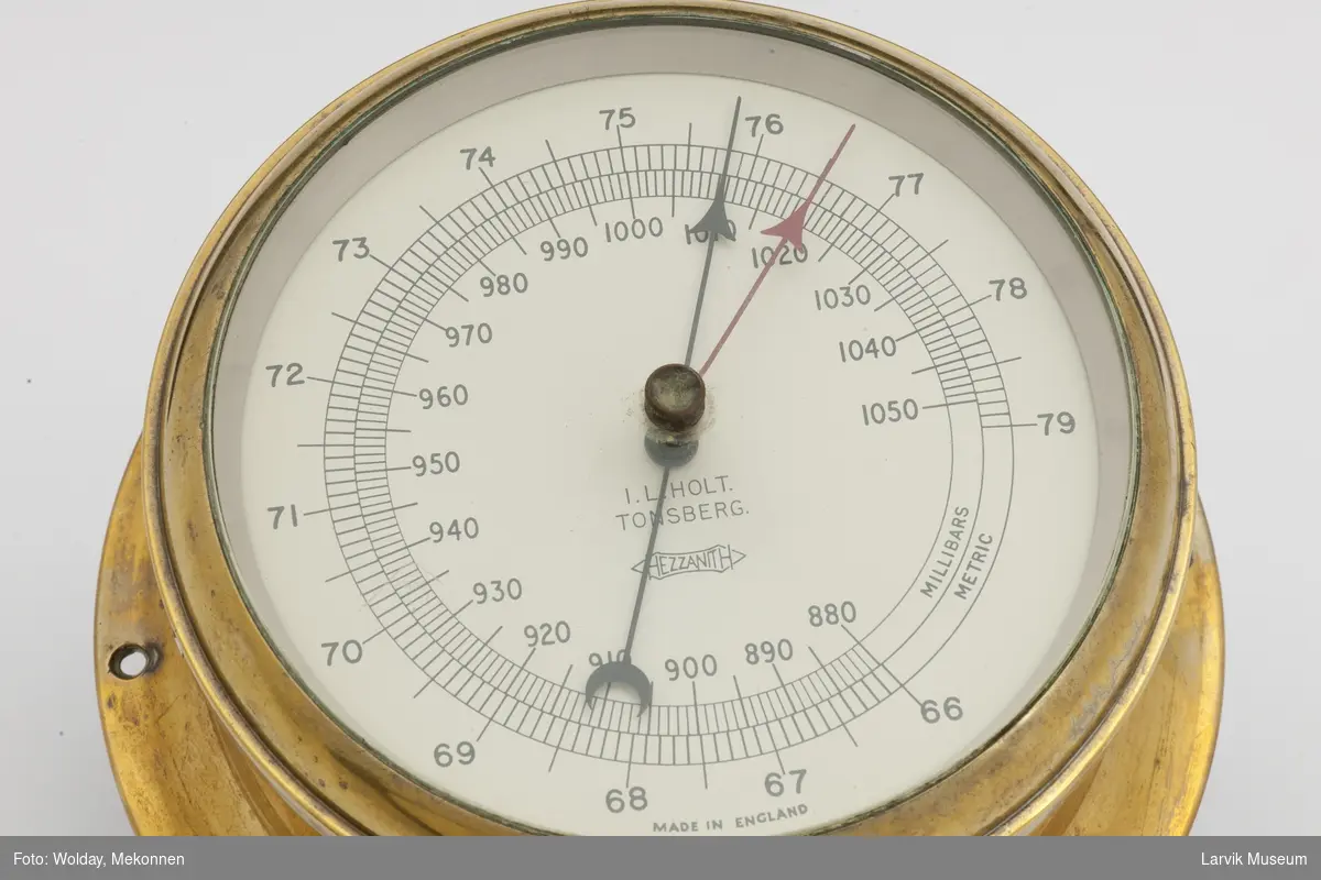 Anaroid barometer, merket i mm. og m.bar.