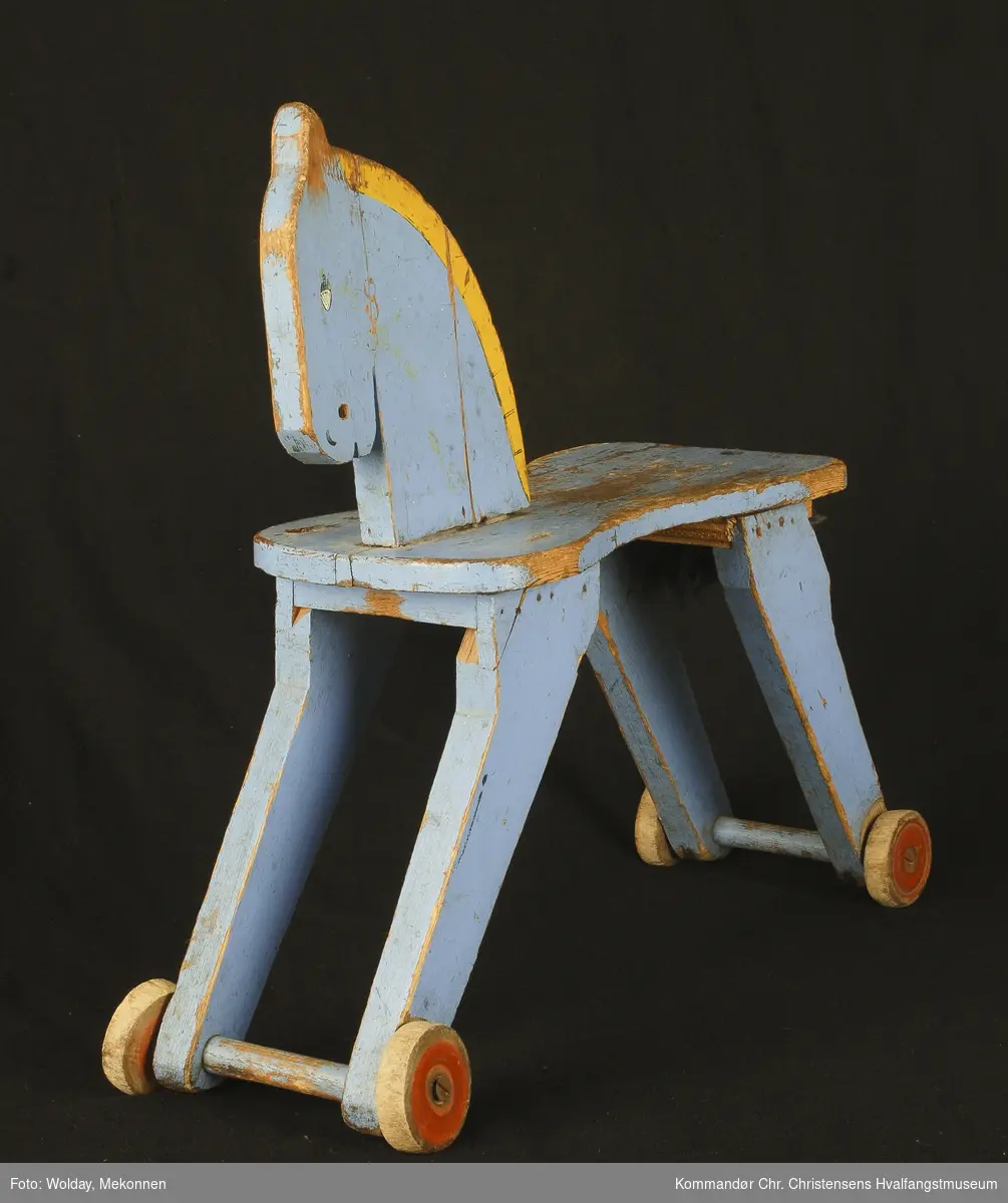 Form: trehest på hjul til å sitte på
