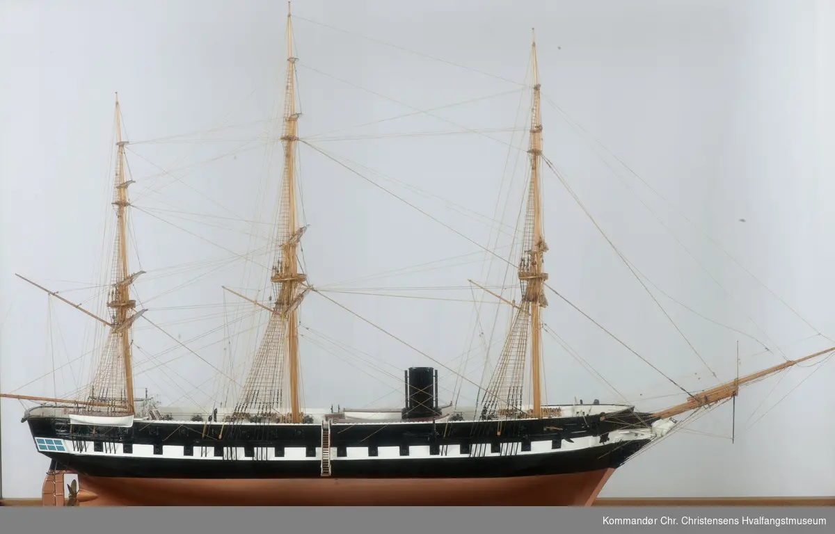 Modell av fregatt KONG SVERRE i monter.