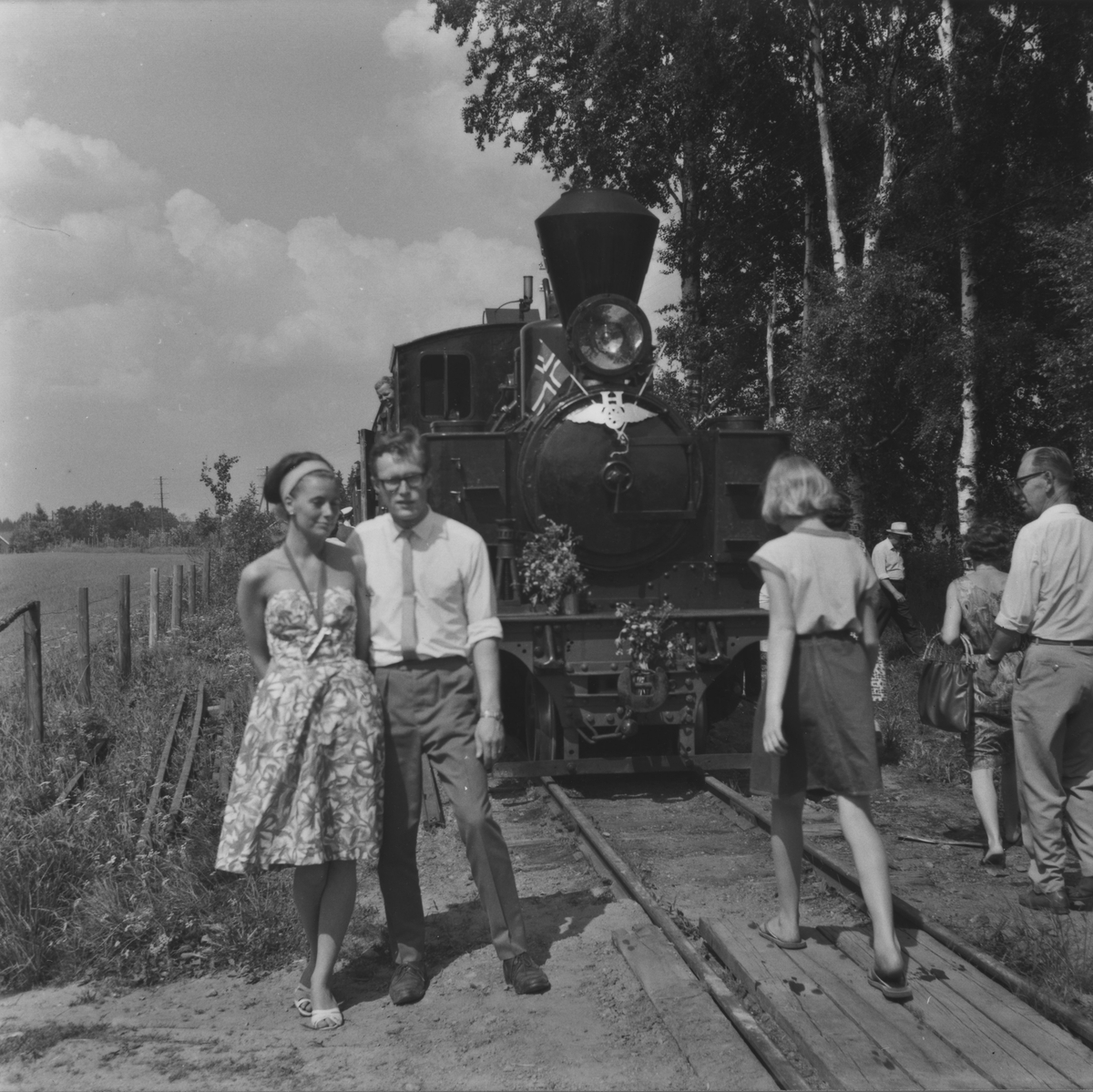 Åpningen av museumsbanen 19. juni 1966. Første ordinære tog har ankommet Fossum stasjon.