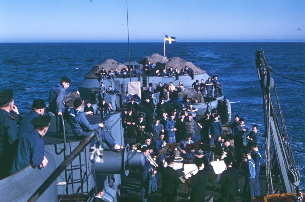 Besättning ombord på kryssaren Gotland.