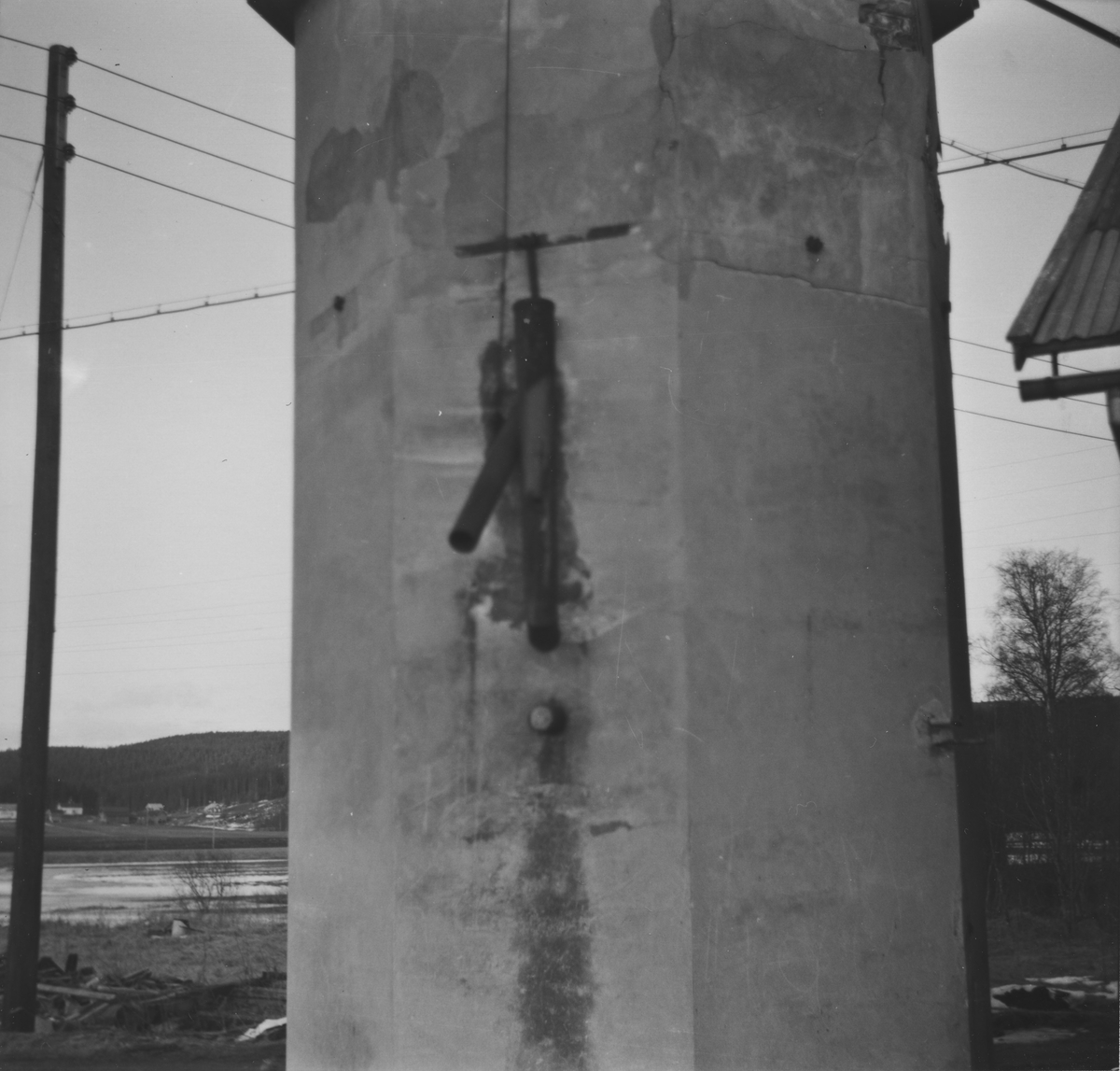 Søndre vanntårn på Bjørkelangen stasjon syv år etter nedleggelsen.