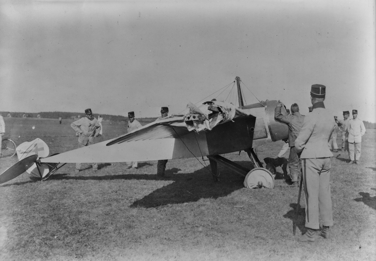 Folksamling kring skadat flygplan Thulin typ K på Flygkompaniet på Malmen. Efter att flygförare Nils Rodéhn landat fel.