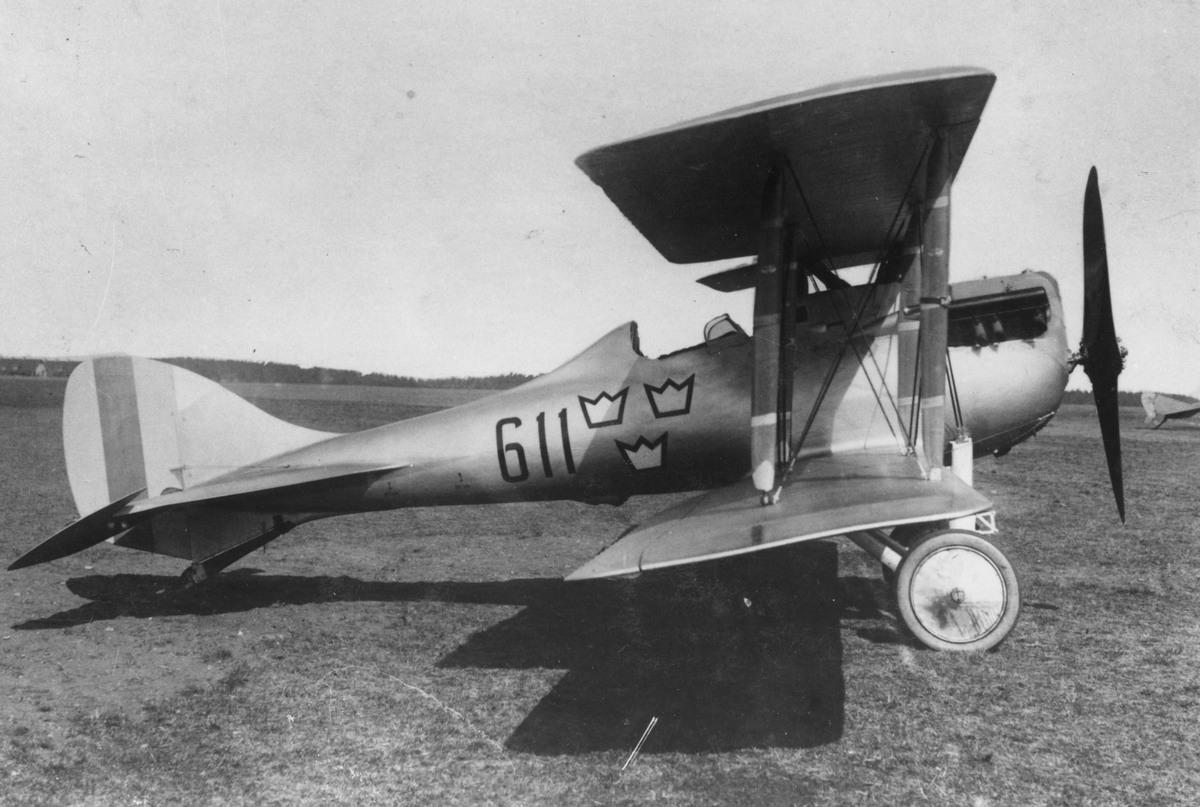 Flygplan J 2 märkt nummer 611 på flygfält på Malmen, 1926.