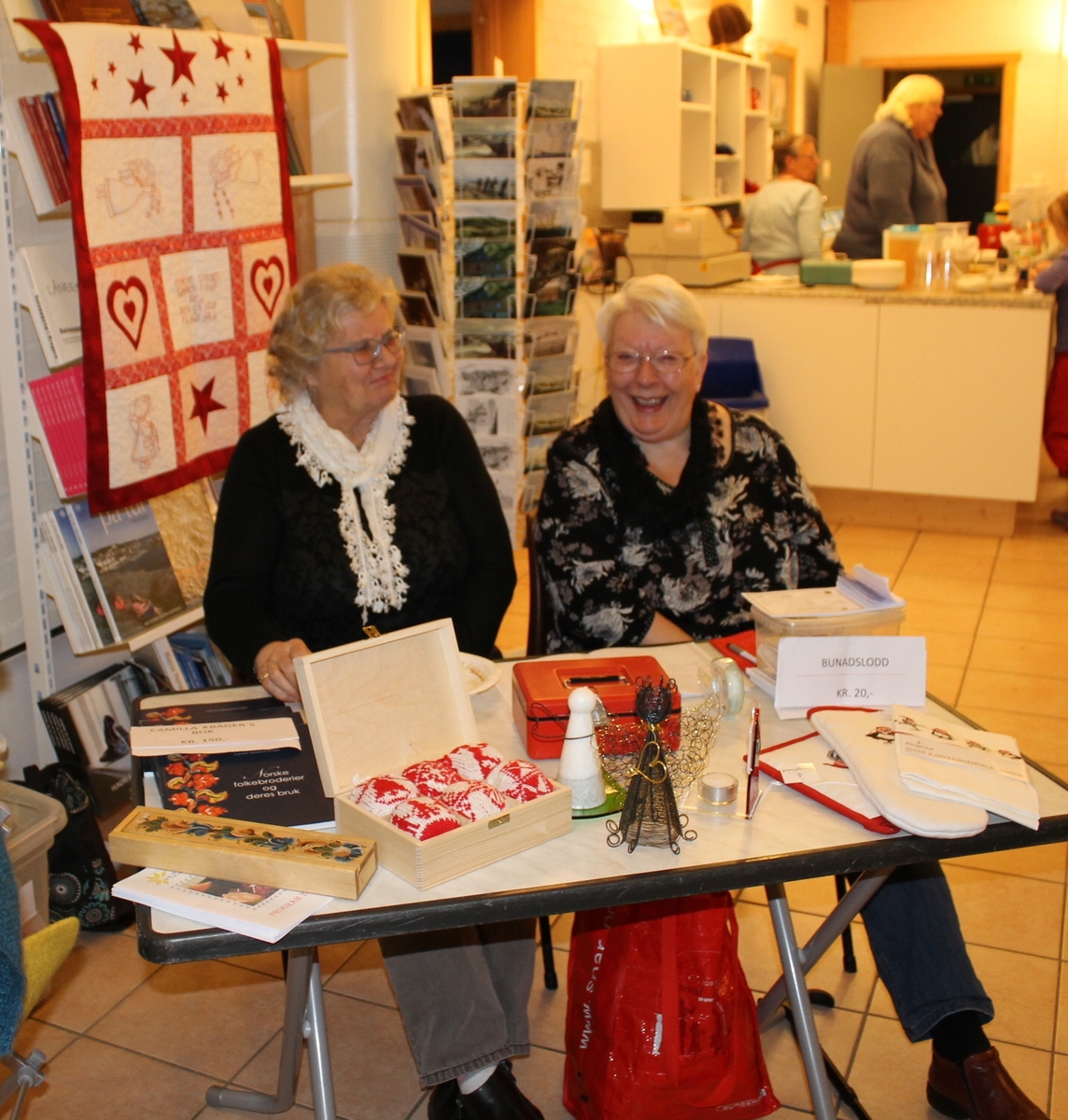 Juleverksted på Berg-Kragerø Museum  2014 i regi av Kragerø Husflidslag. Nr. 17. Laget forbereder, assisterer ungene, selger varer, lodder og julegrøt. 21 kvinner  i sving for å få dette til.